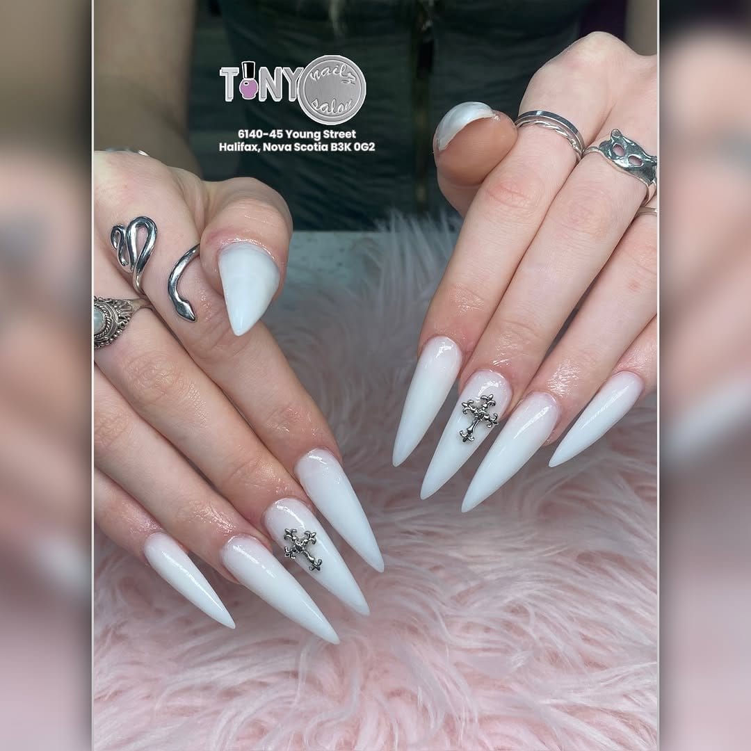 Single stripe on neutral nails